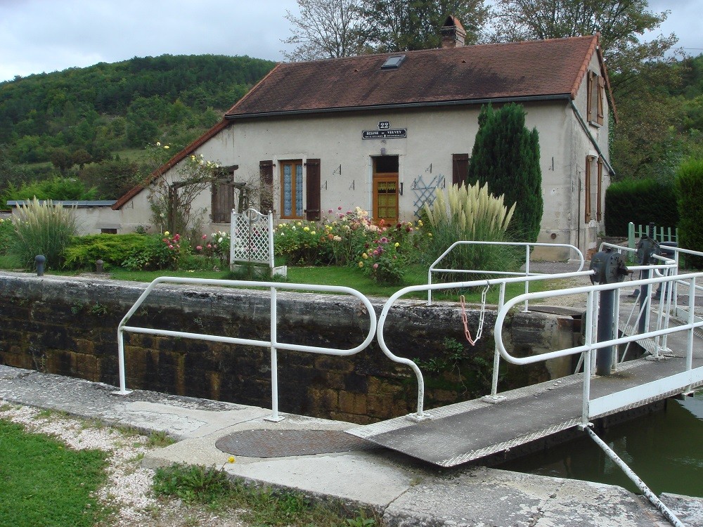 Lockeeper cottage, Canal de Bourgogne, Burgundy