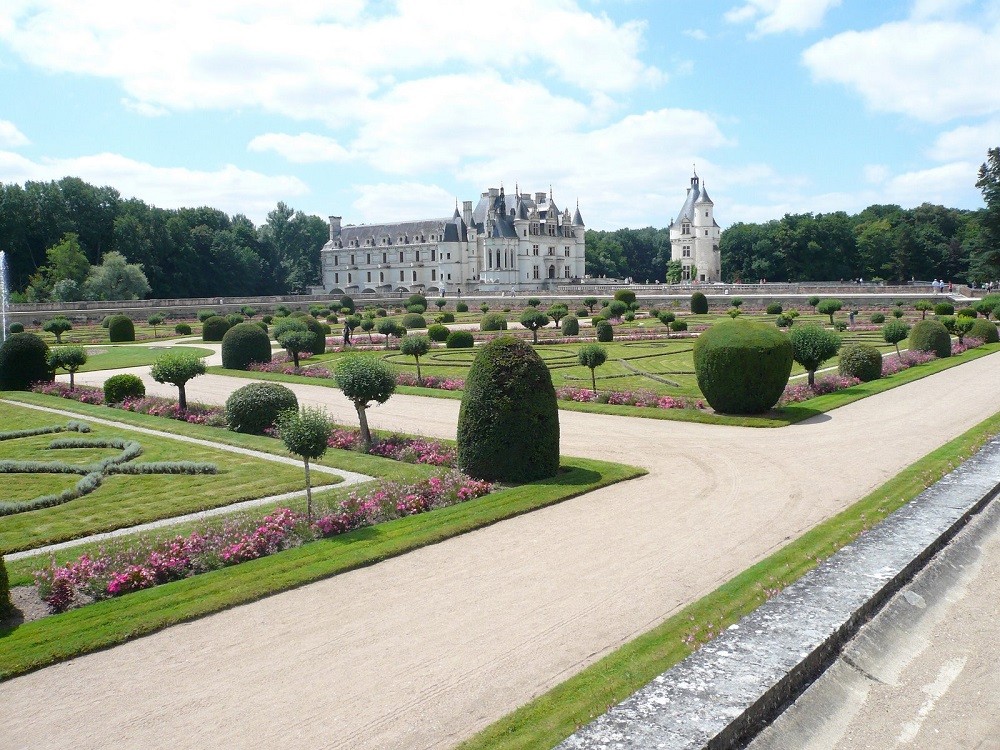 View across the garden of Catherine di Medici to Château Chenonceau, Loire Valley